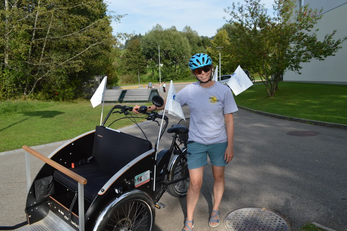 Eine Frau mit einem Lastvelo.